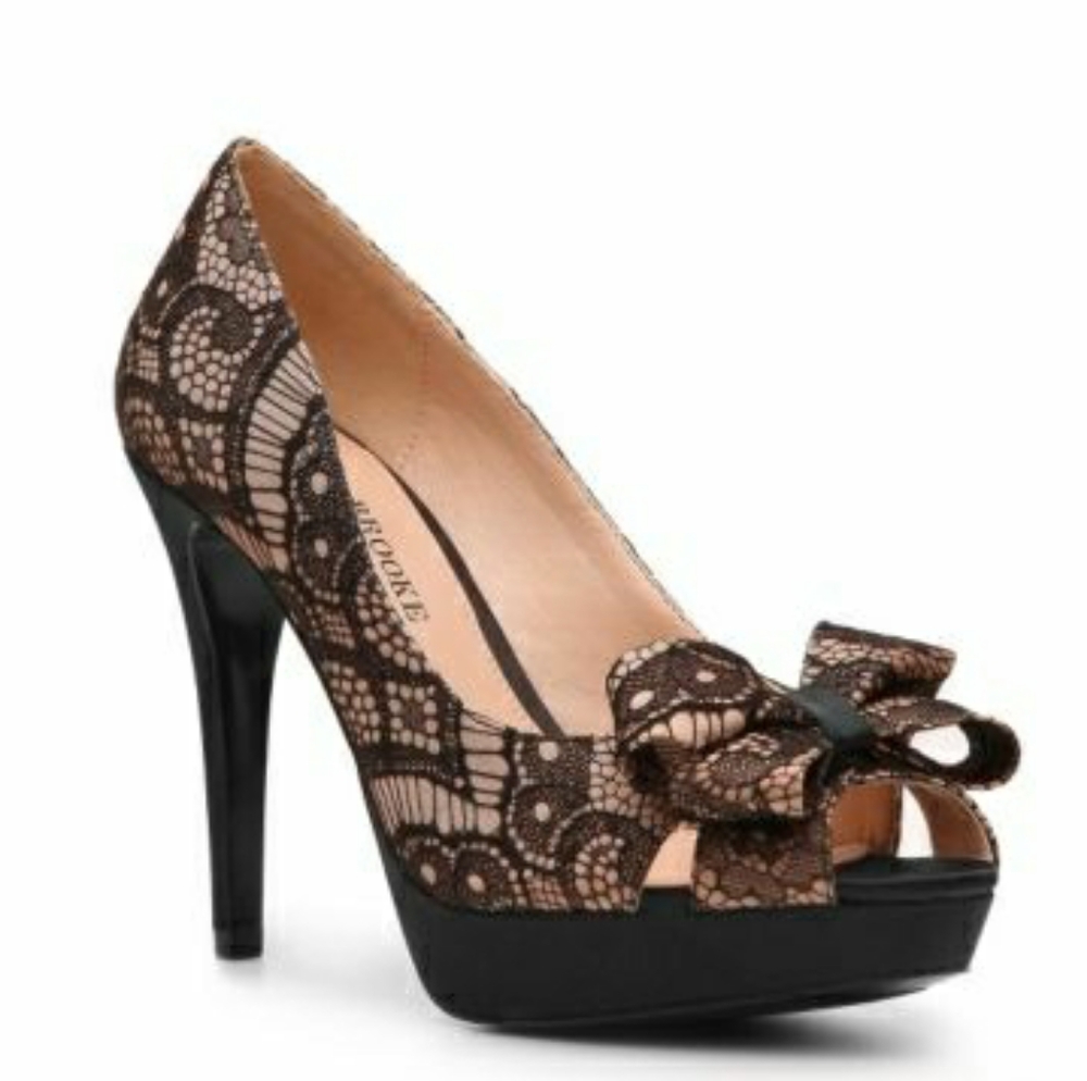 Audrey Brooke Lace Heels

SIZE 7.5